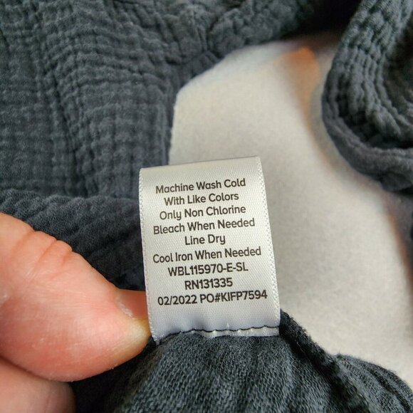 Evereve Eleanor Smocked Cotton Gauze Top 3/4 Sleeve Tie Neck Keyhole Black sz XS - Picture 7 of 9